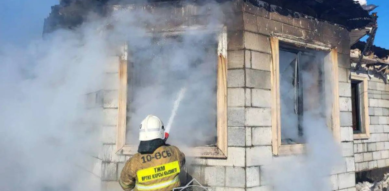 Елордалық өрт сөндірушілер өрттен  6 газ баллонын шығарды