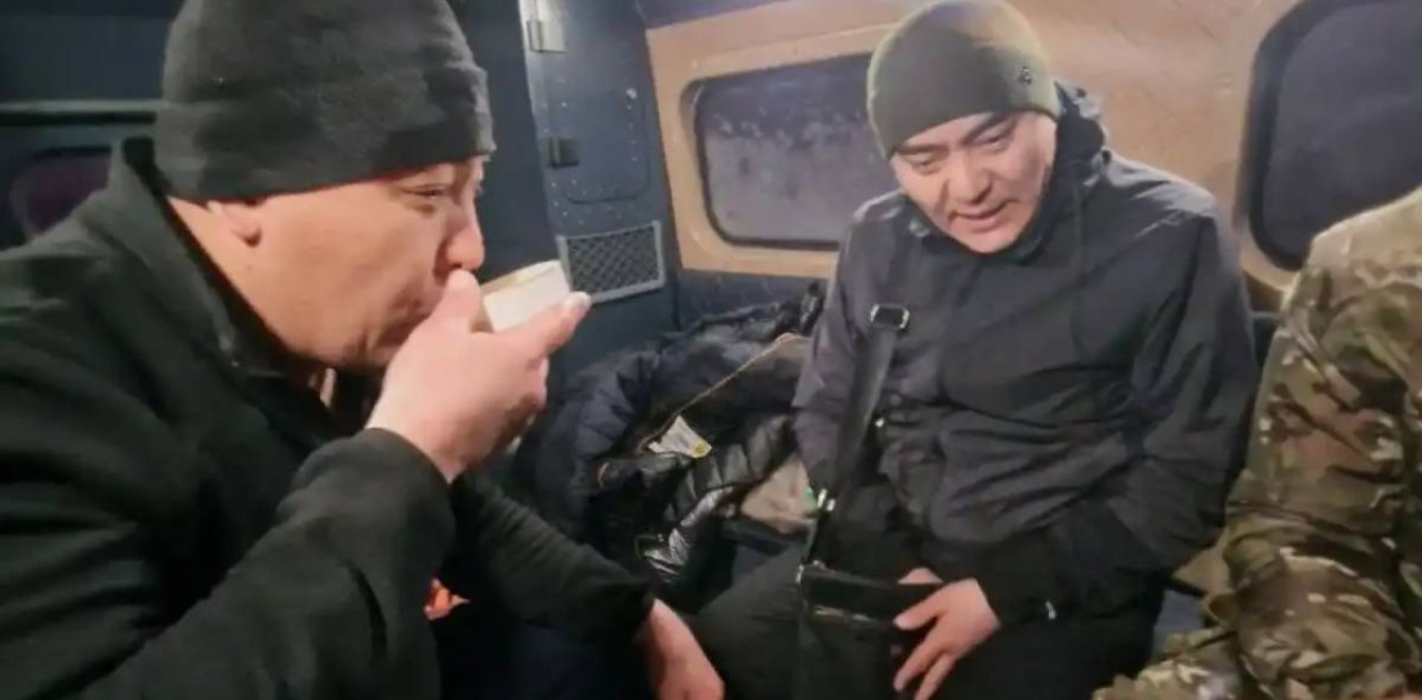 Абай облысында қар құрсауында қалған екі көлік құтқарылды