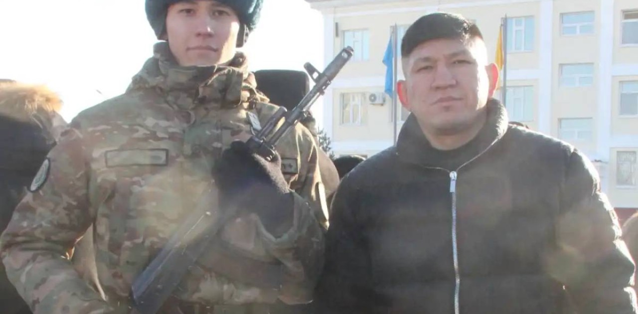 Қуат Хамитов  інісін әскерге жіберді