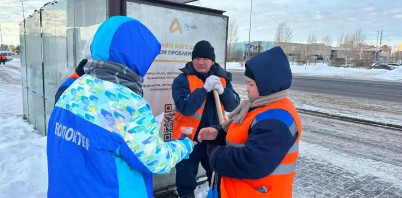 Елордалық еріктілер коммуналдық қызметкерлерге бауырсақ пен ыстық шай таратты