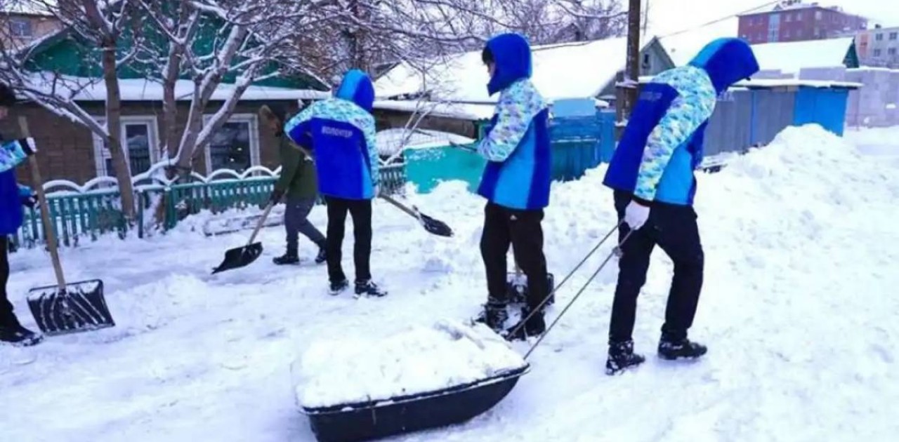 Елордалық еріктілер ардагерлер ауласын қардан тазартты