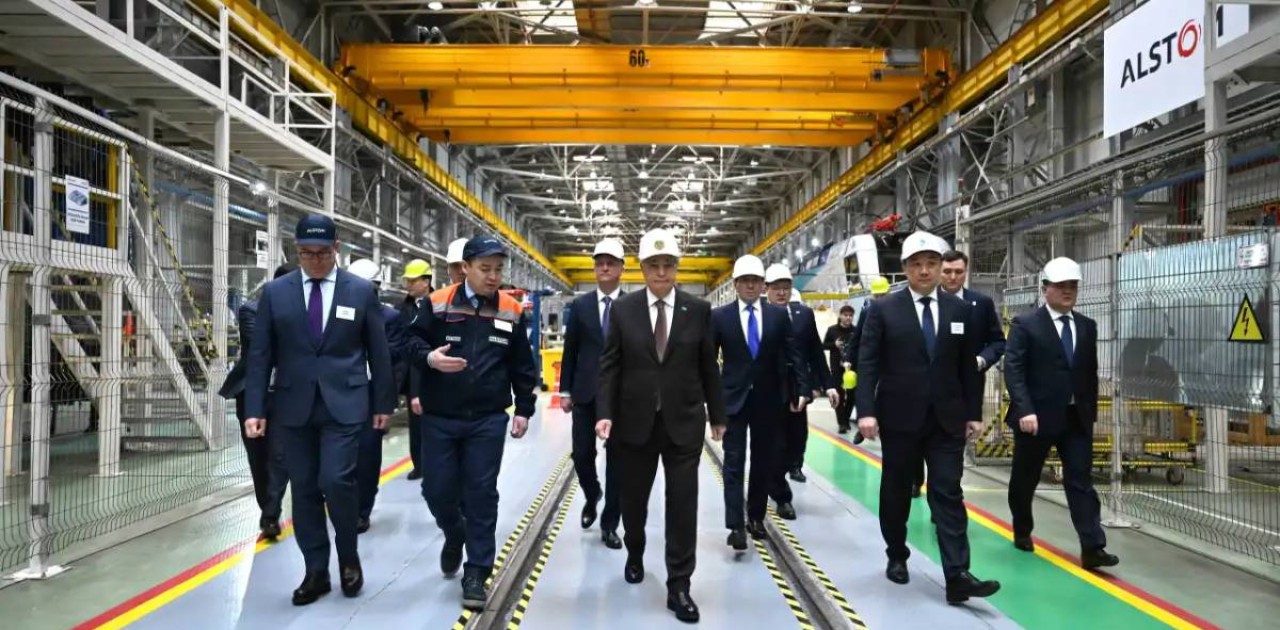 Қасым-Жомарт Тоқаев елордадағы электровоз құрастыру зауытының жұмысымен танысты