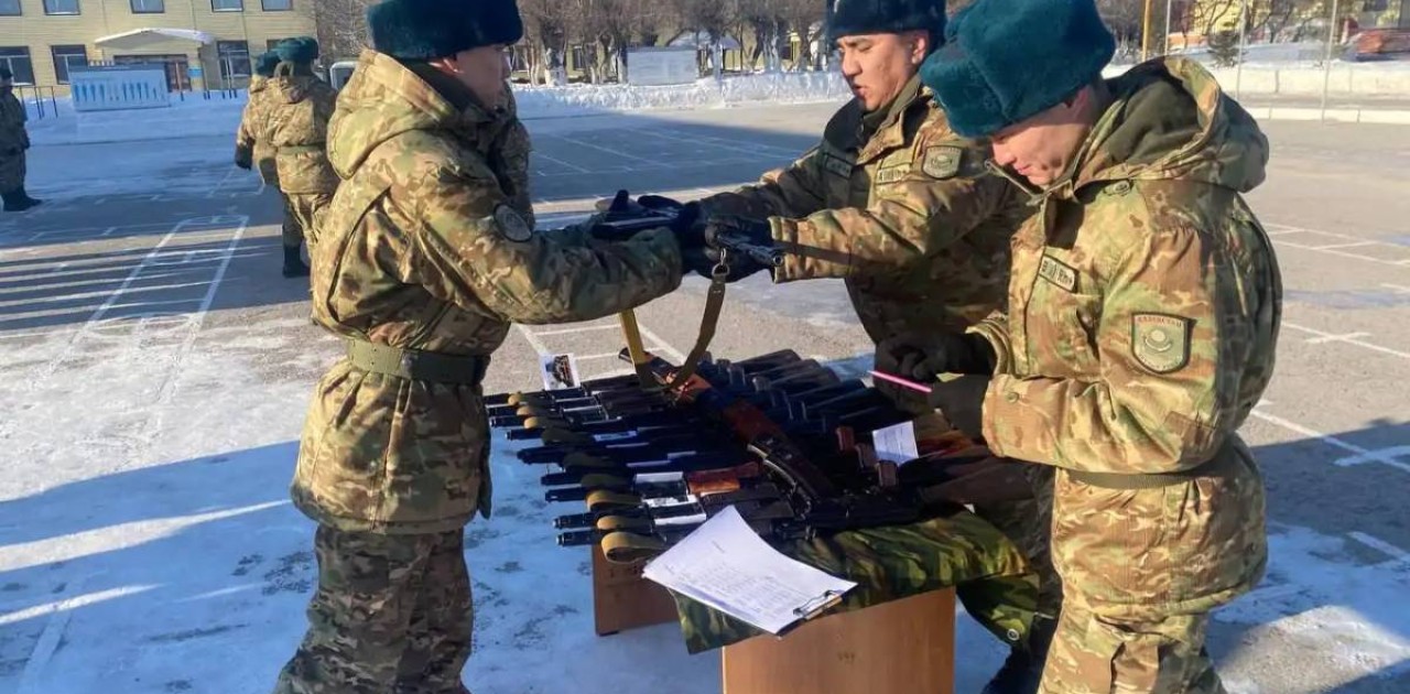 Жас сарбаздарға қару табысталды