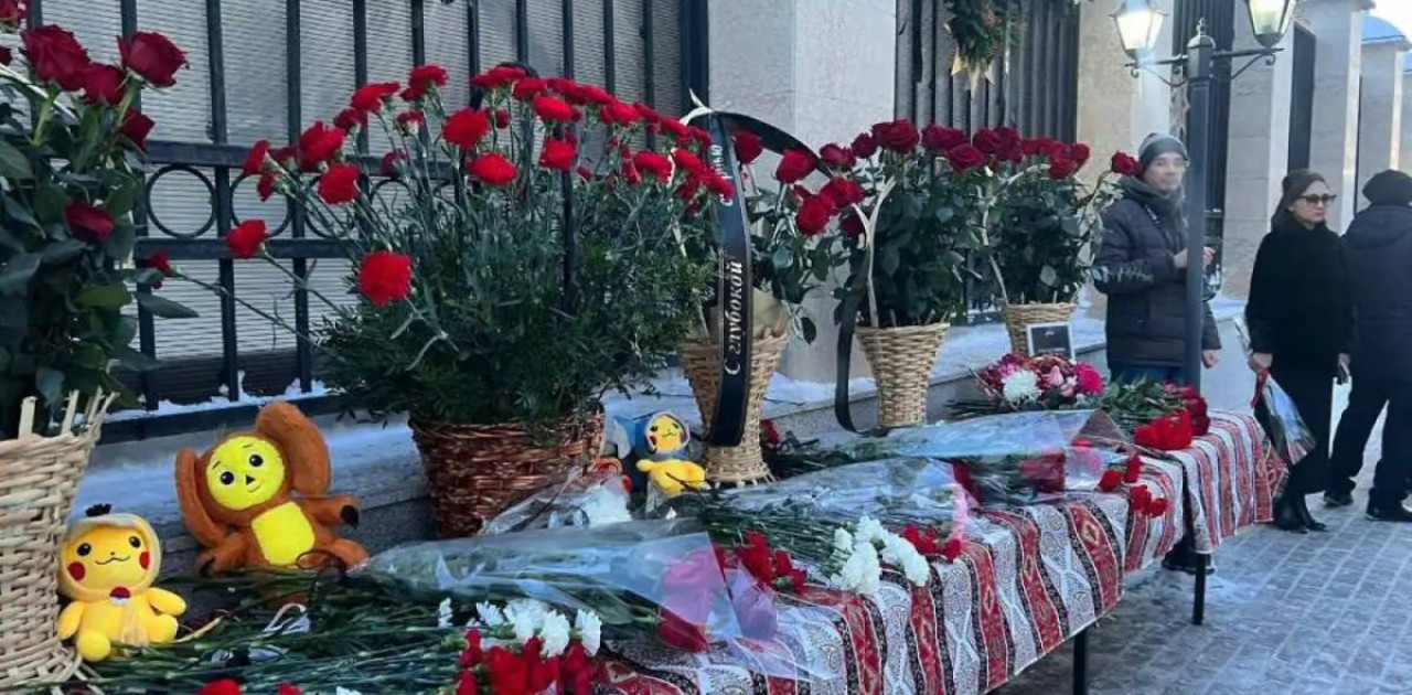 Елордалықтар Қазақстандағы Әзербайжан елшілігіне гүл шоқтарын қойып жатыр