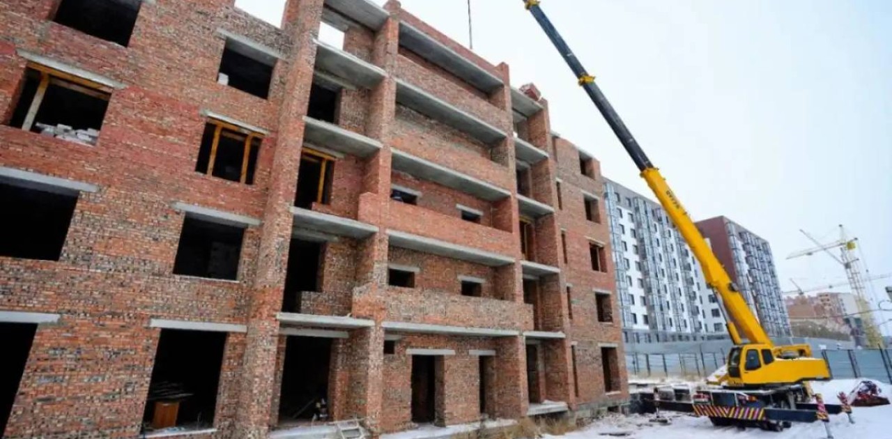 Елордада заңсыз тұрғызылған тұрғын үй кешені сүріледі