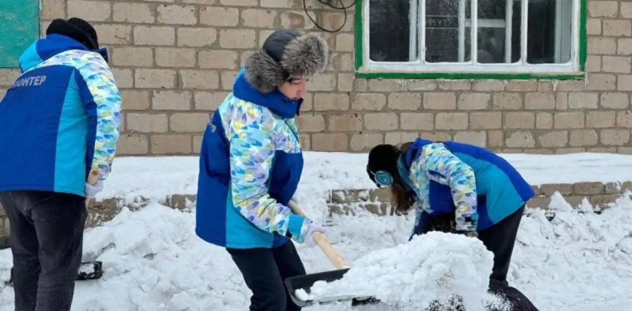 «Таза Қазақстан»: Еріктілер қарт кісілердің ауласын қардан тазартты