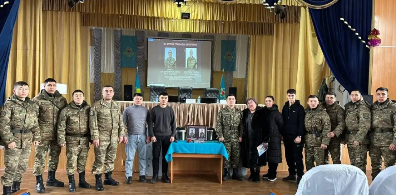 Ұлттық ұлан батыры Айбат Амановтың анасы сарбаздармен кездесті