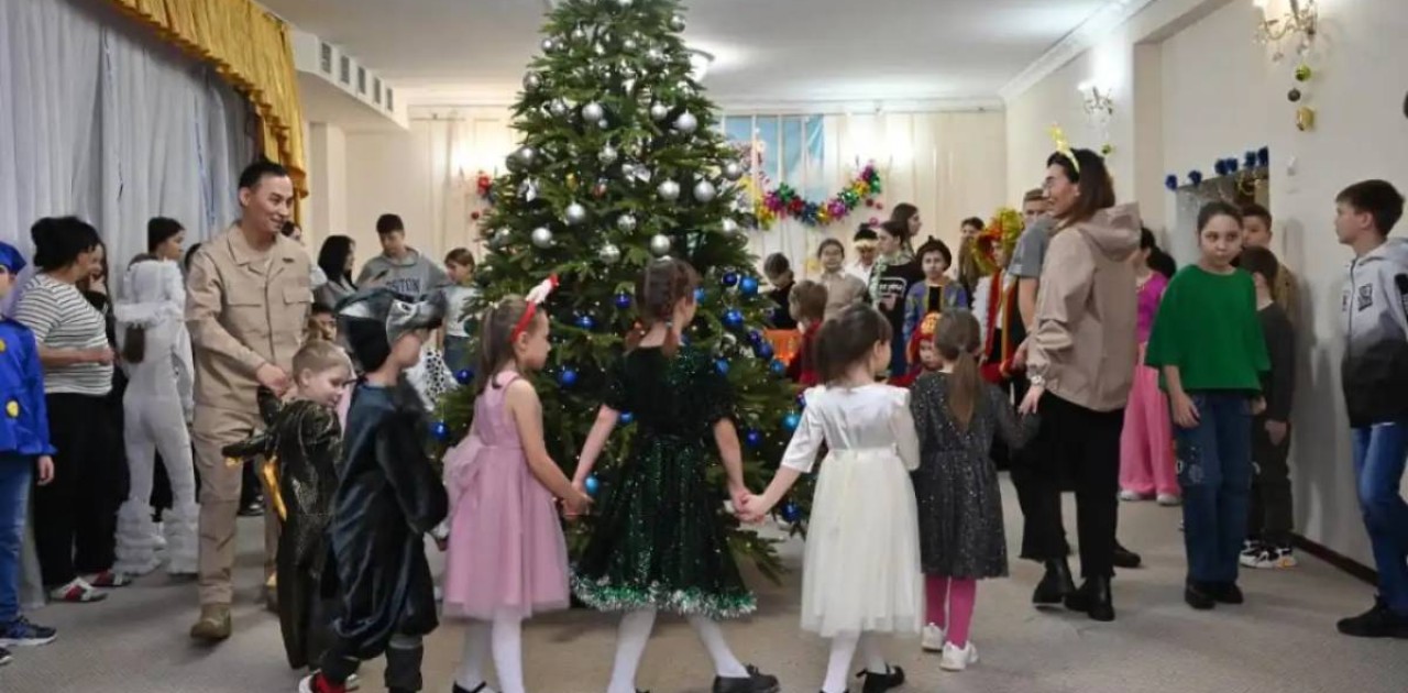 Әскери қызметшілер балалар үйінің тәрбиеленушілерін Жаңа жылдық ертегімен қуантты