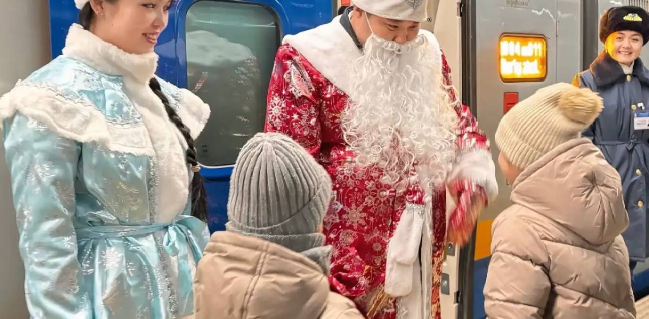 Аяз ата мен Ақшақар пойыздағы балаларға сыйлық үлестірді