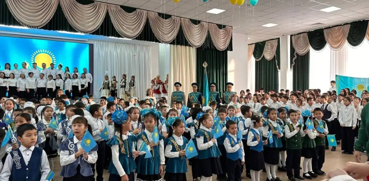 Елордалық оқушылар көк тудың желбірегеніне арнап ән шырқады