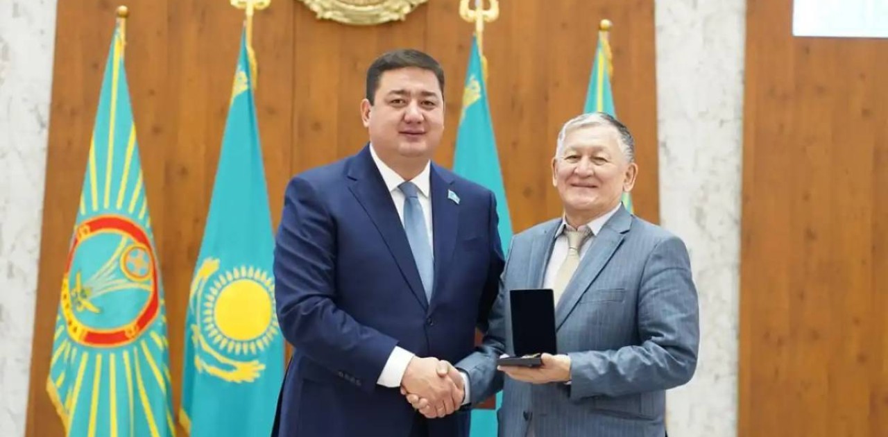 Ерлан Каналимов қалалық мәслихат ардагерлері мен қызметкерлерін марапаттады