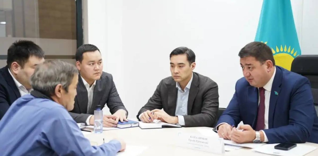 Ерлан Каналимов мәслихатта қала тұрғындарын қабылдады