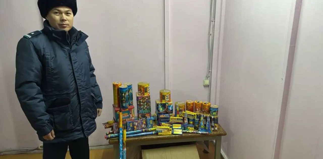 Астанада полицейлер лицензиясыз пиротехникалық заттарды тәркіледі