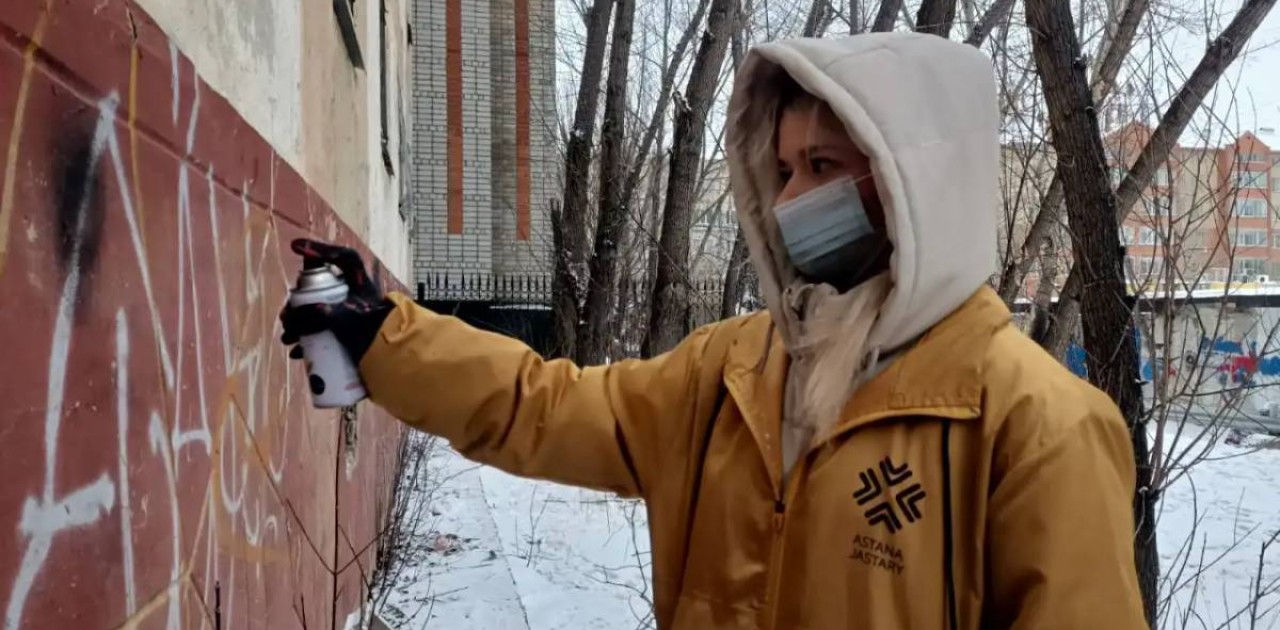 Елордалық еріктілер есірткіні жарнамалайтын жазуларды өшірді