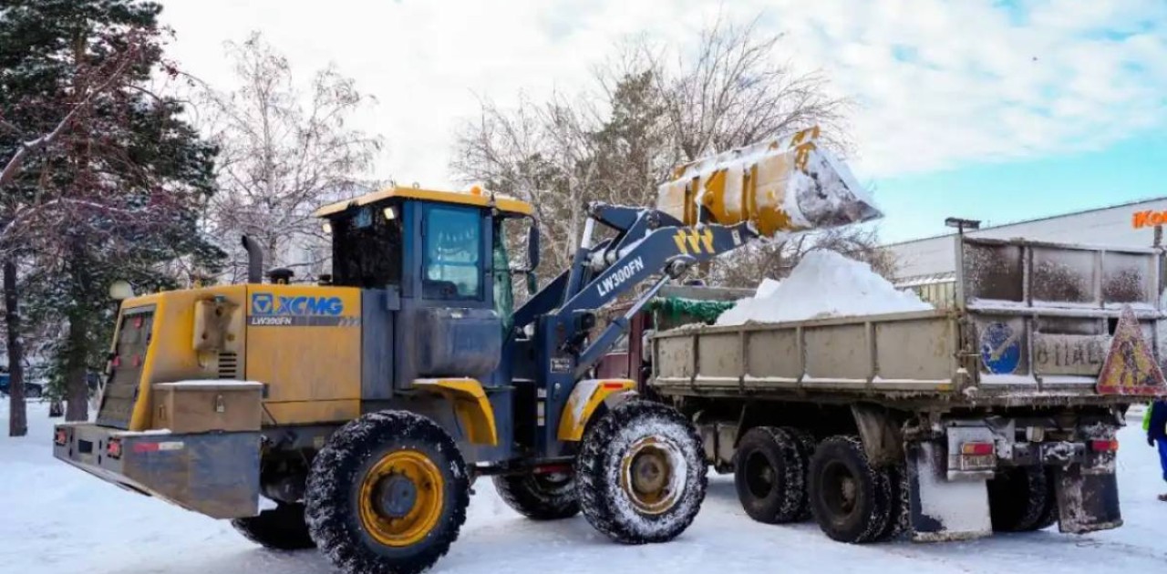Елордада түнгі ауысымда қар тазалауға 1,2 мыңнан аса арнайы техника шығарылды