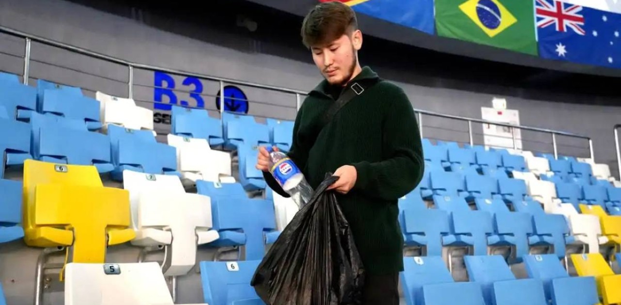 Самбодан Әлем чемпионаты: еріктілер жарыстан кейін спорт сарайында қоқысты жинады