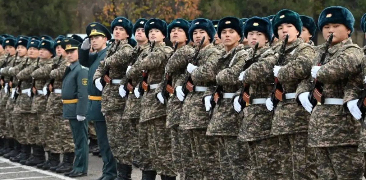 Қарулы күштердің жас сарбаздары әскери ант қабылдады