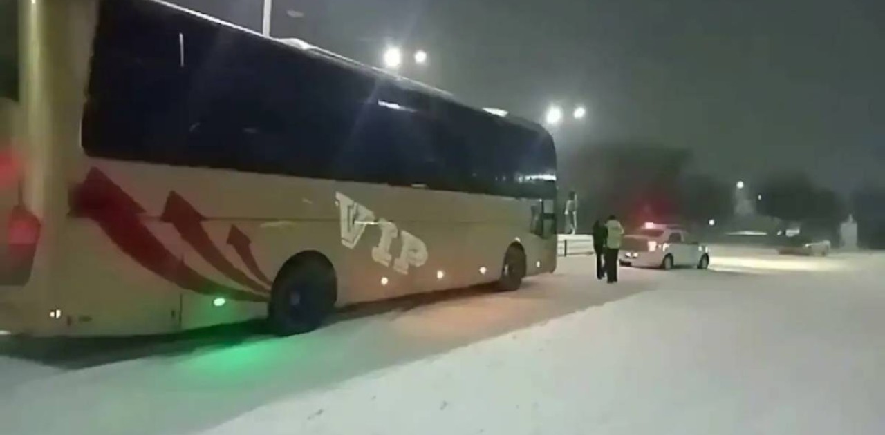 Полицейлер аязда жолда қалған шетелдік жолаушыларға көмектесті