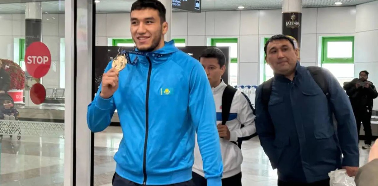 Астана әуежайында Ризабек Айтмұханды қарсы алды