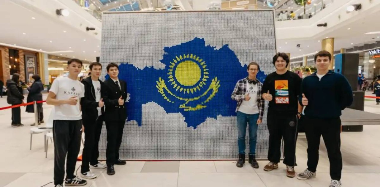 Астанада куберлер мемлекеттік тудың бейнесін рубик текшелерінен құрастырды