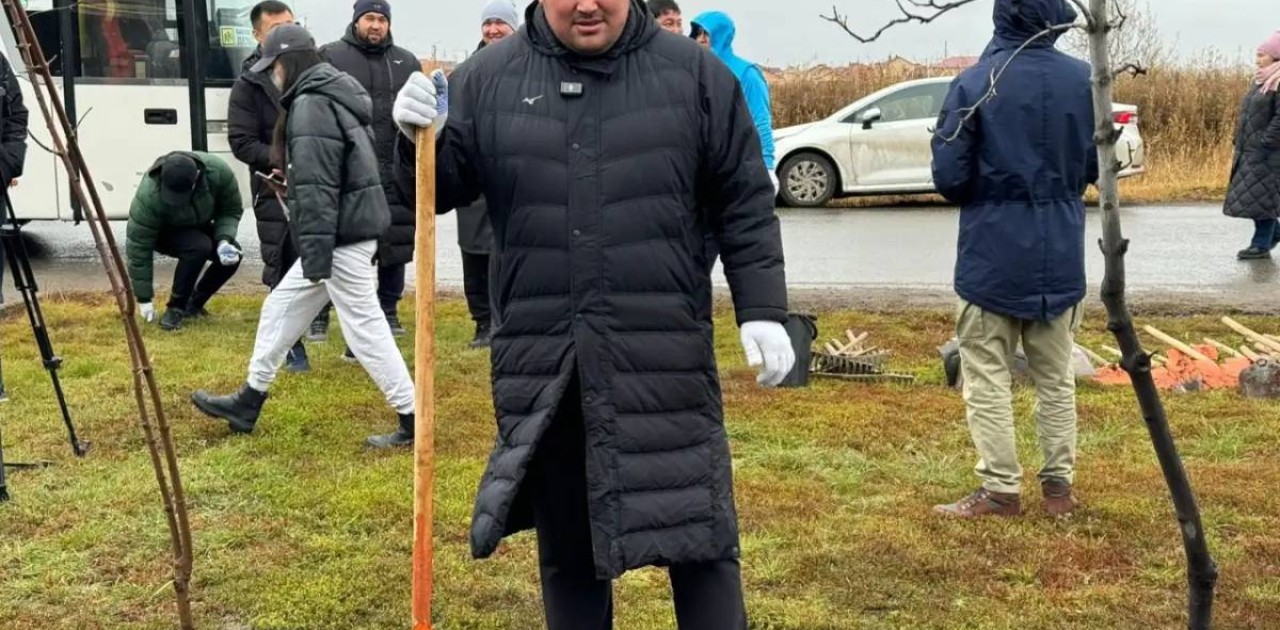 «Қазақстан барысы» турнирінің балуандары Астанада ағаш отырғызды