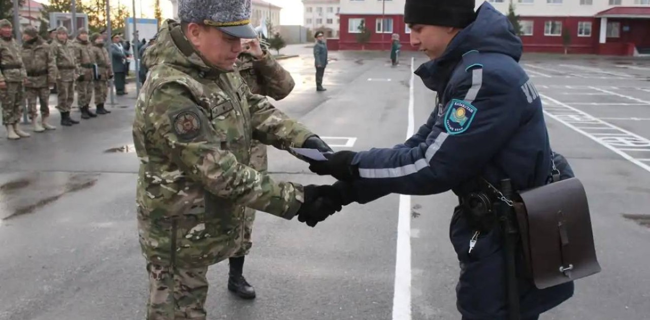 Елордада есірткі таратушыларды ұстаған сарбаздар марапатталды