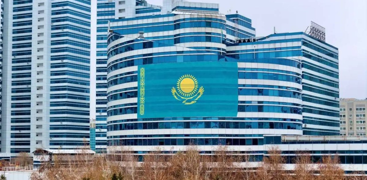 AMANAT партиясының белсенділері ғимаратқа Мемлекеттік Ту ілді