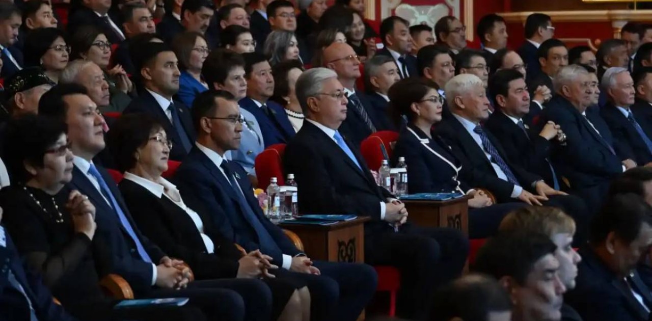 Мемлекет басшысы Республика күніне арналған мерекелік концертті тамашалады