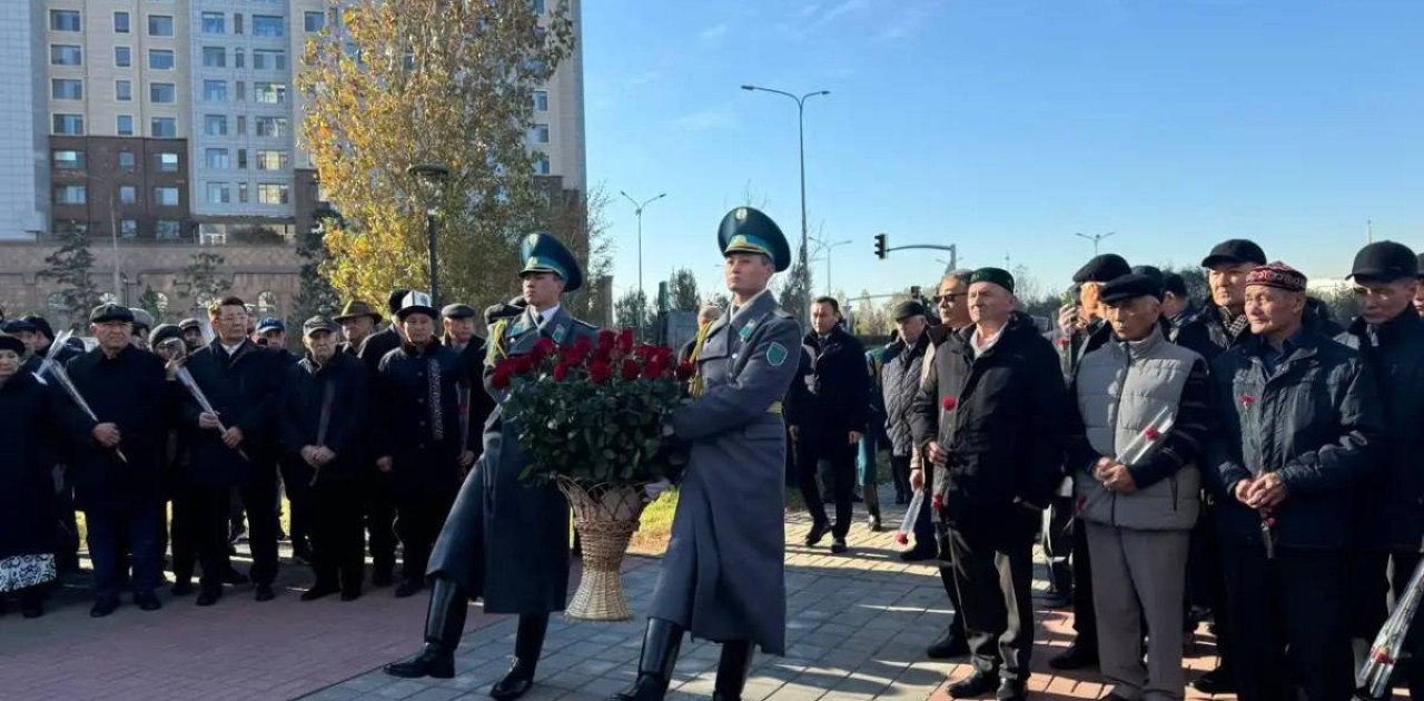 Астаналықтар Рақымжан Қошқарбаевтың ескерткішіне гүл шоқтарын қойды