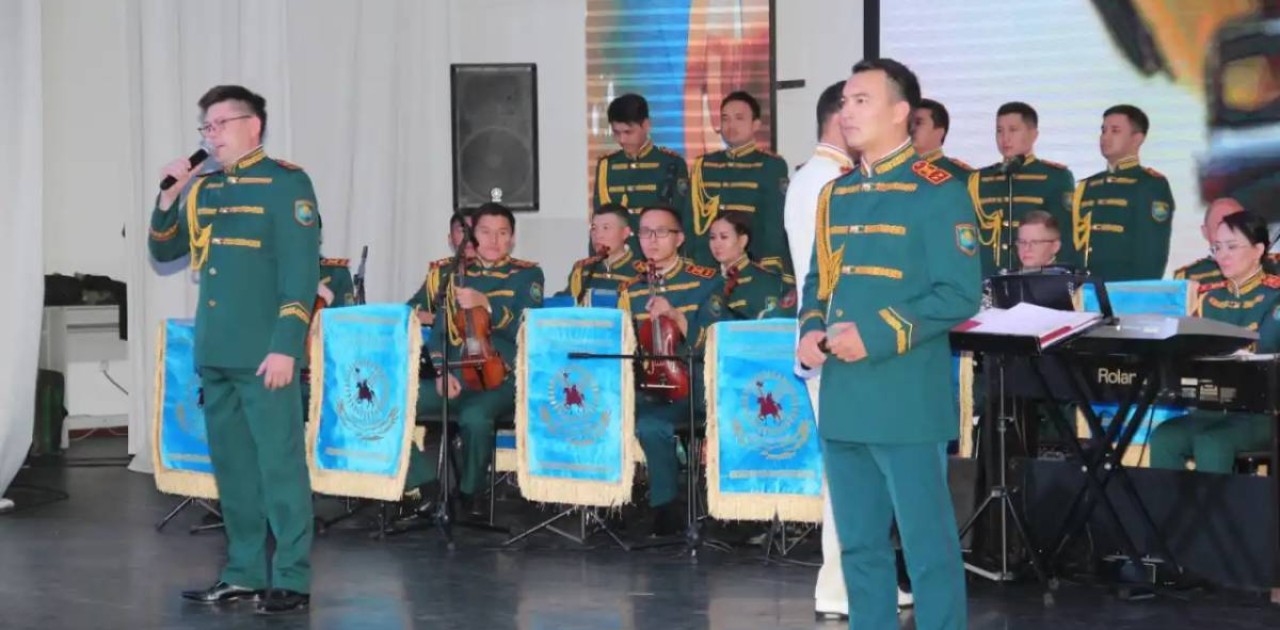 Ұландықтар әлеуметтік қызметкерлерді құттықтады