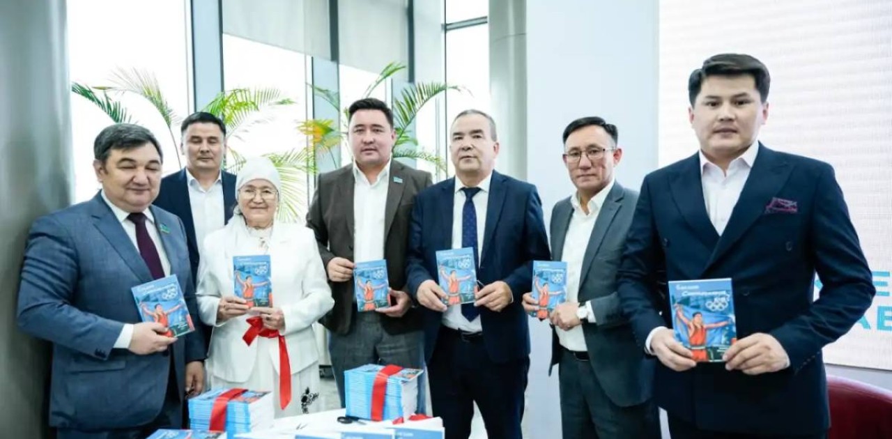 Елордада Бекзат Саттарханов жайлы кітаптың тұсаукесері өтті