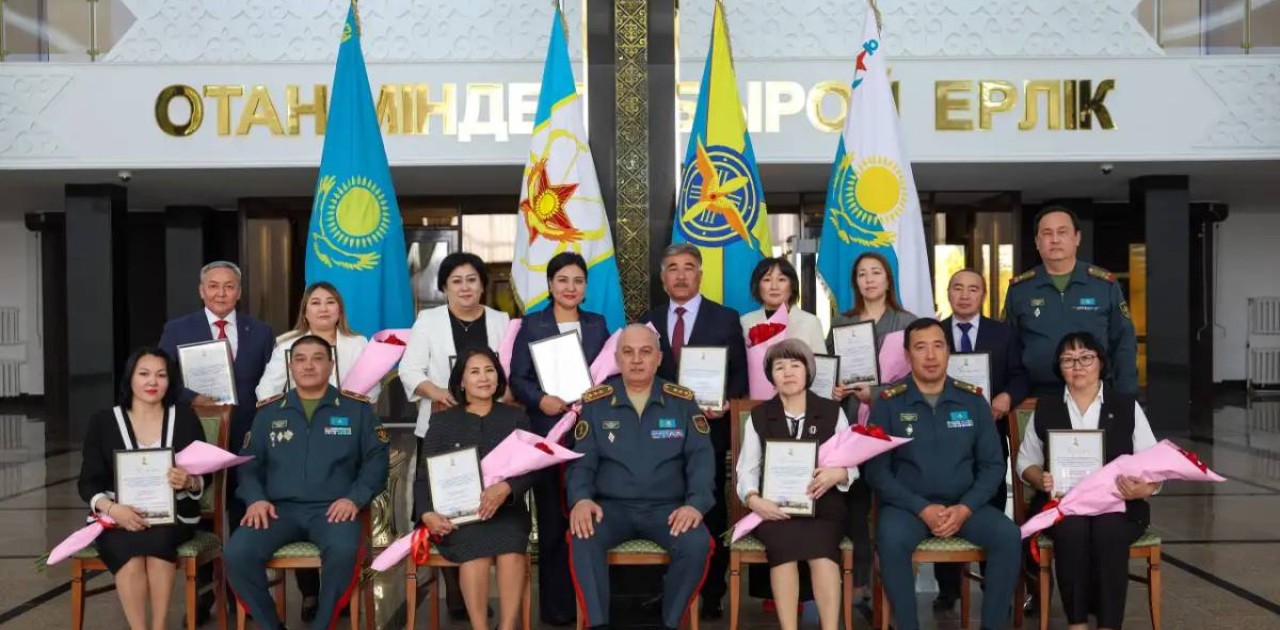 Қорғаныс министрі әскери колледждер мен мектеп ұстаздарын құттықтады