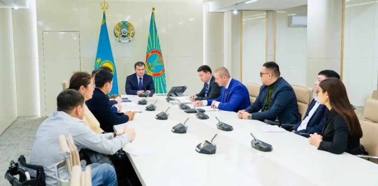 Әкім мүмкіндігі шектеулі жандармен кездесуде қолжетімді орта мәселесін талқылады