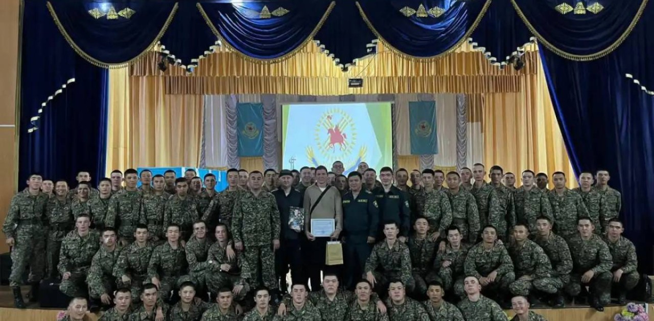 Атақты боксшы Василий Жиров сарбаздармен кездесті