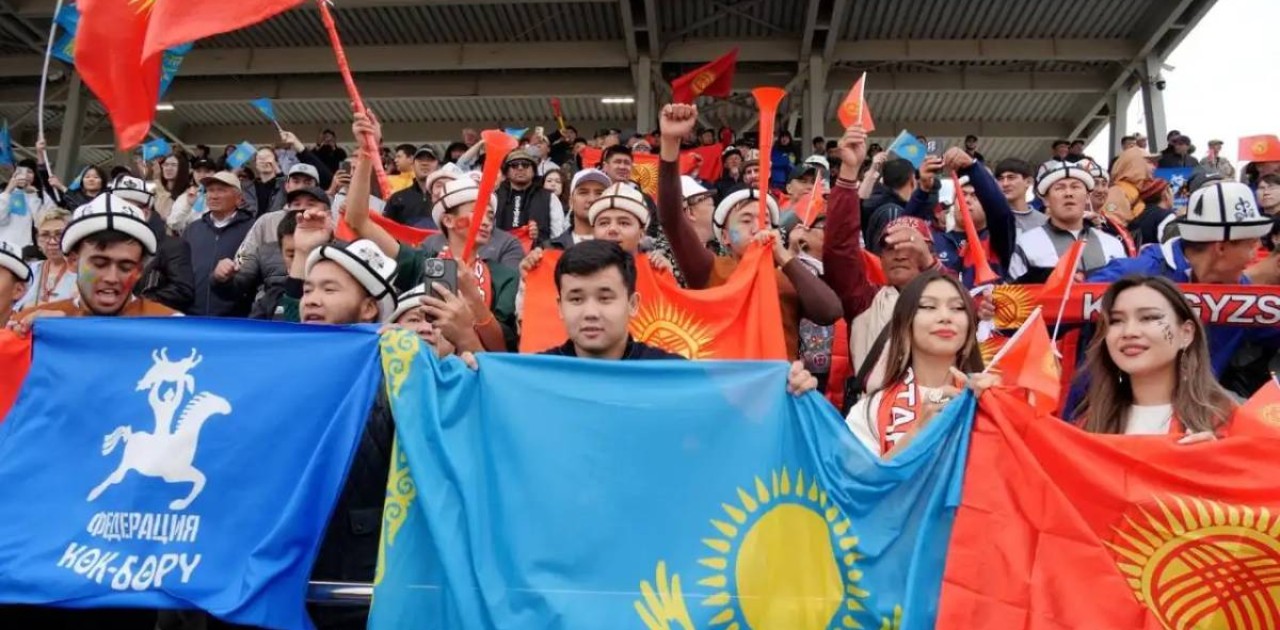 «Қазақстан»: көк ту ұстап, ұрандаған жанкүйерлер шетелдік қонақтарды тәнті етті