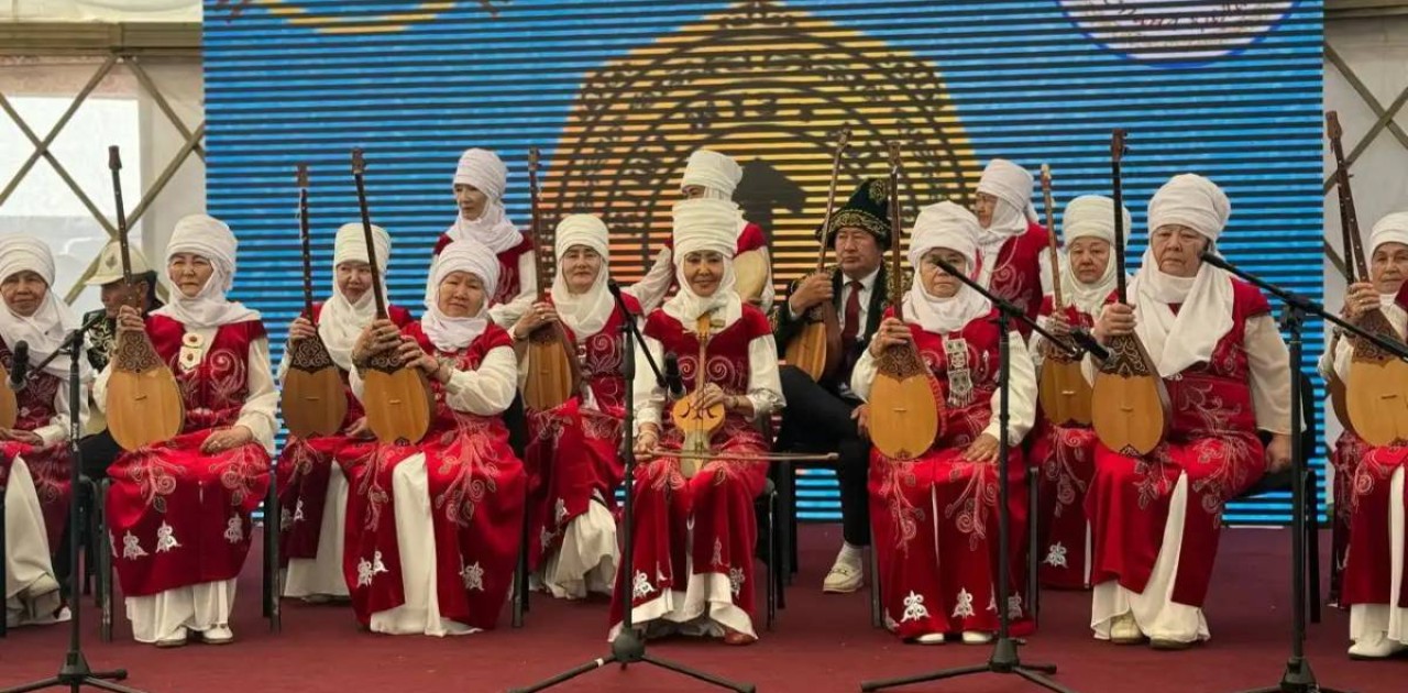 Елордалық зейнеткерлер этноауылда өнер көрсетті