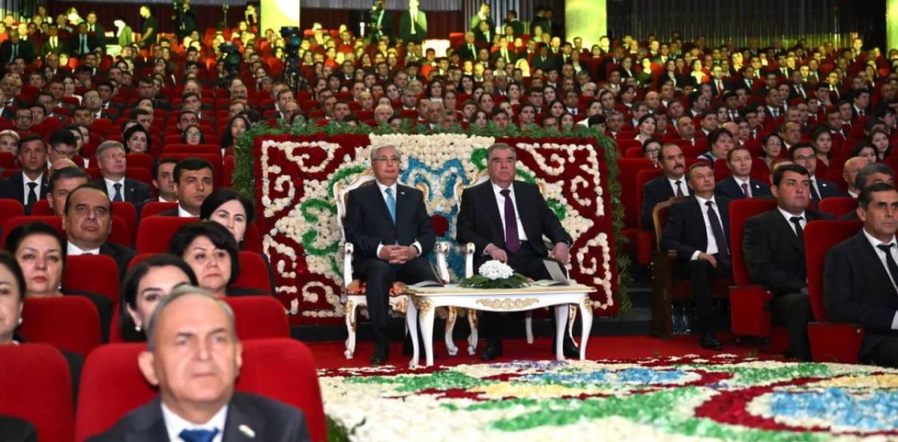 Қасым-Жомарт Тоқаев пен Эмомали Рахмон салтанатты концертті тамашалады