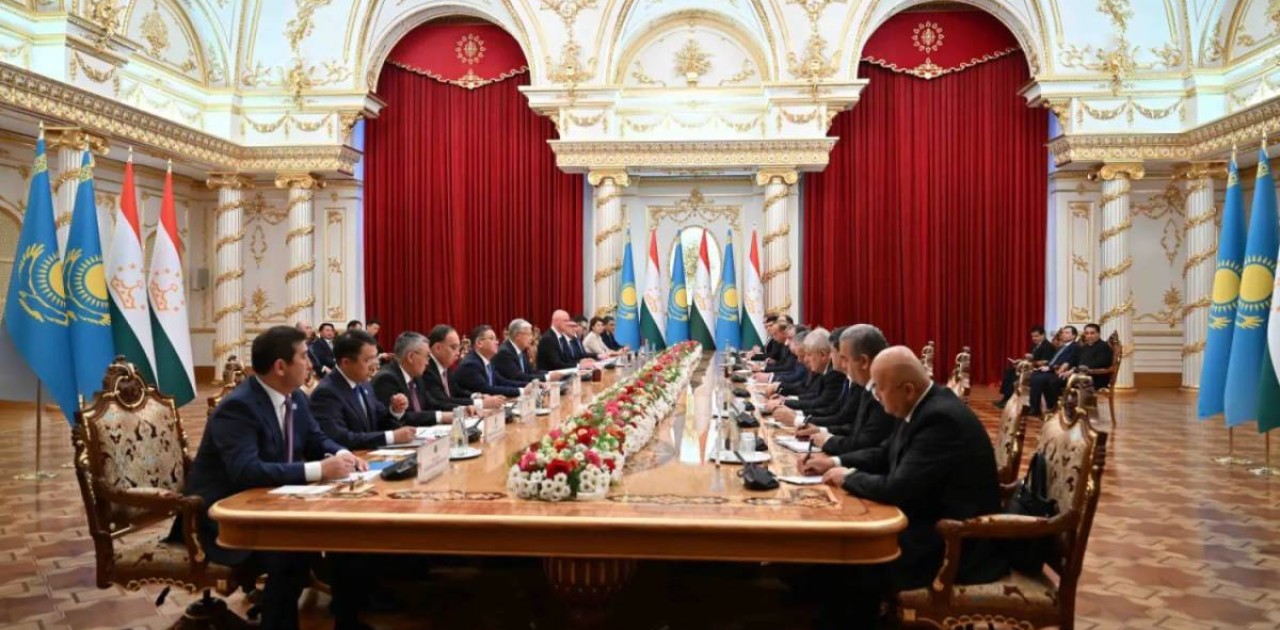 Тоқаев пен Рахмон кеңейтілген құрамда келіссөз жүргізді
