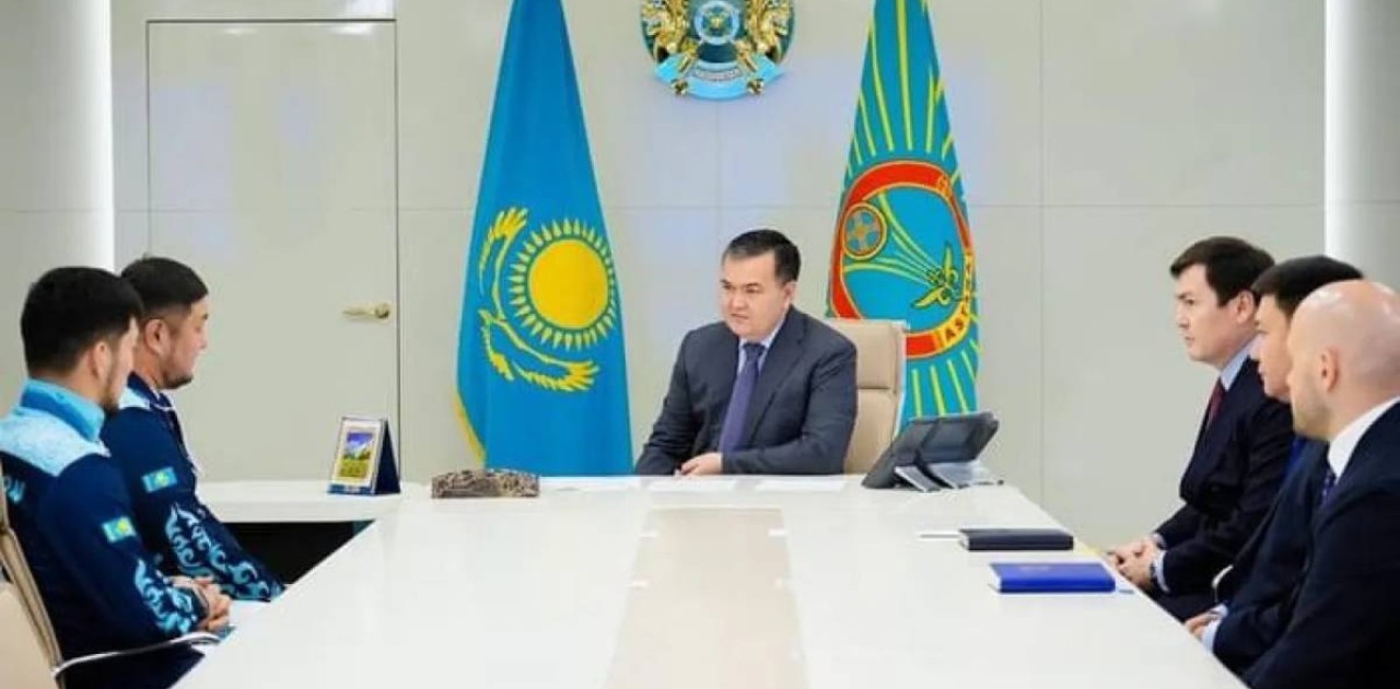 Елорда әкімі Нұрбек Оралбаймен және оның жаттықтырушысы Асқар Еркебаевпен кездесті