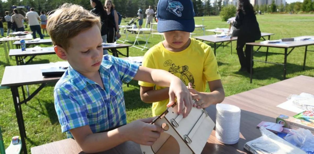 «Астана - үлкен ортақ үй»: Атақты хоккейшінің қатысуымен құстарға ұя жасау шарасы өтті