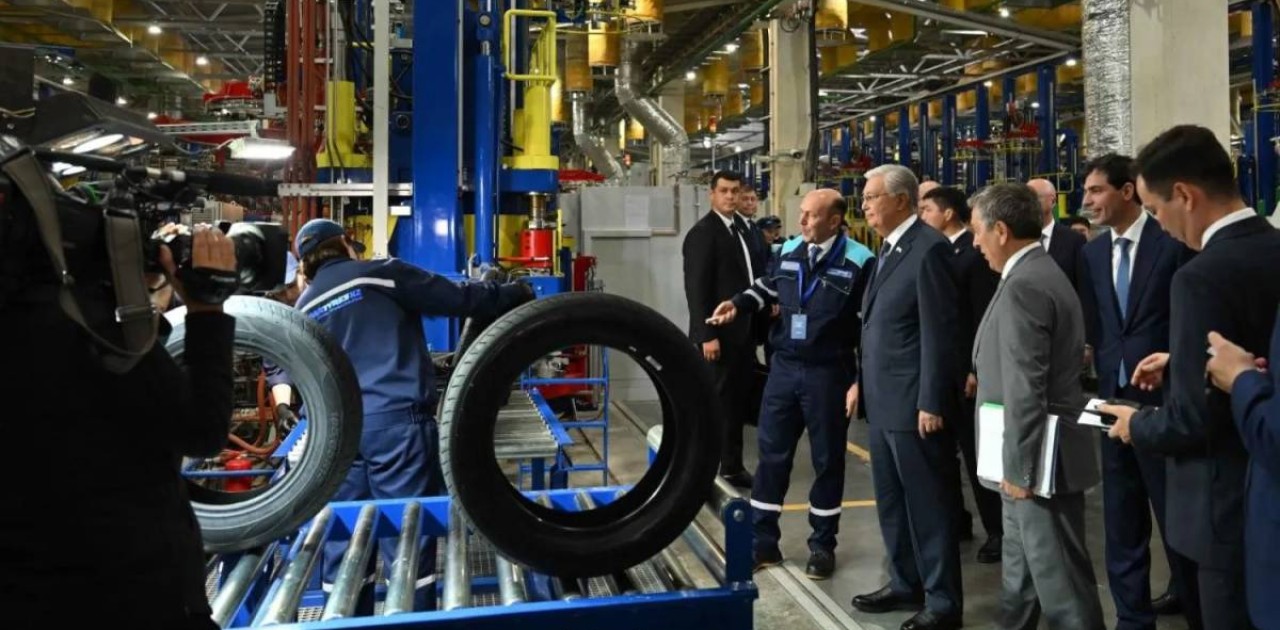 Қасым-Жомарт Тоқаев дөңгелек шығаратын кәсіпорынға барды