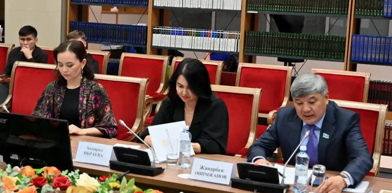 «Егемендік – ел болашағының бастауы»: Республика күніне орай елордада дөңгелек үстел өтті