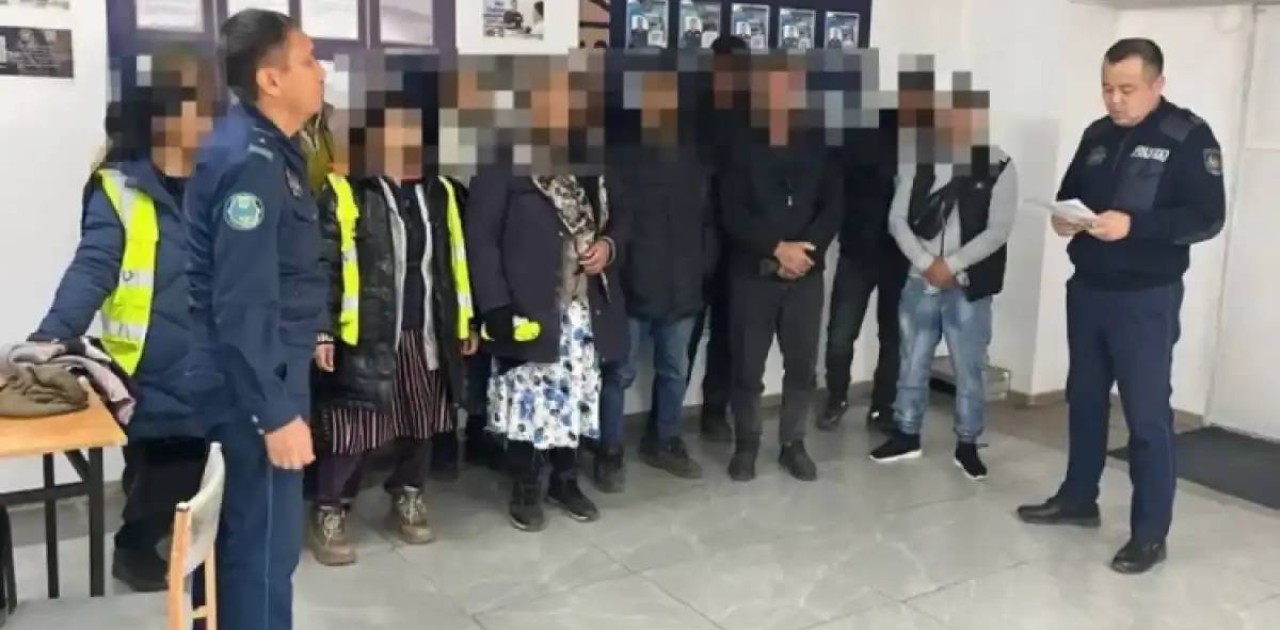 Астанада аула сыпырып жүрген жұмысшыларды полицейлер ұстап әкетті