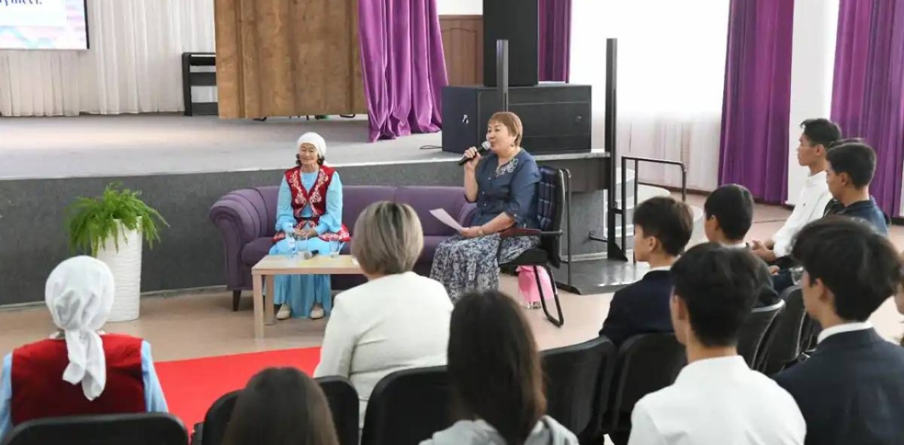 Астанада Абай Құнанбайұлының ұрпағы оқушылармен кездесті