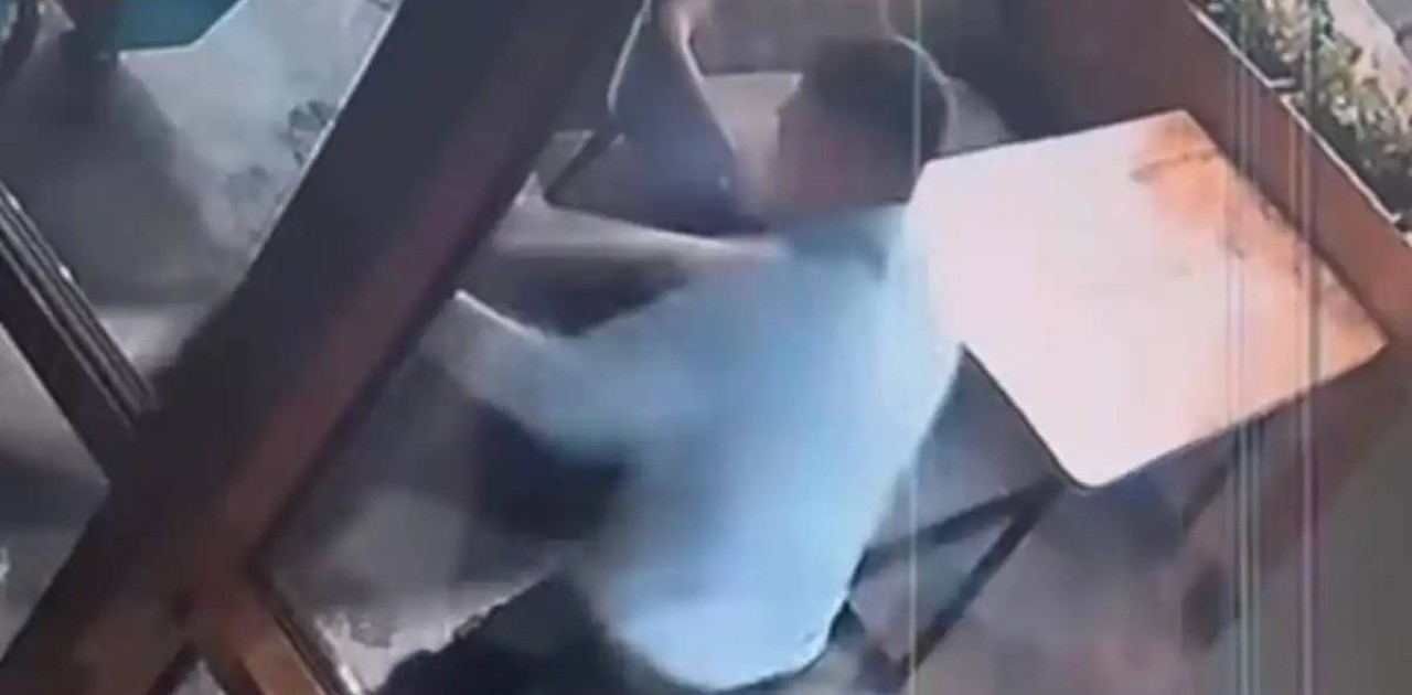 Есікті бүлдірген: Елордада белгісіз ер адам балалар кафесін бұзып кірмек болған