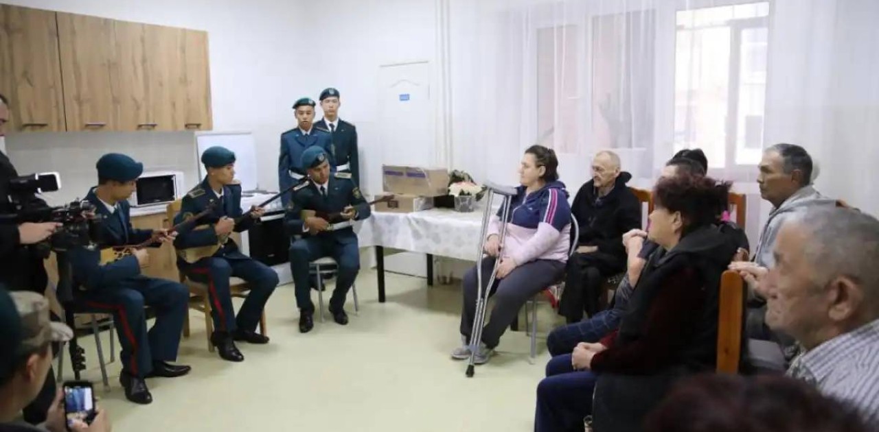 Елордада әскери колледж курсанттары қарттарды мерекемен құттықтады