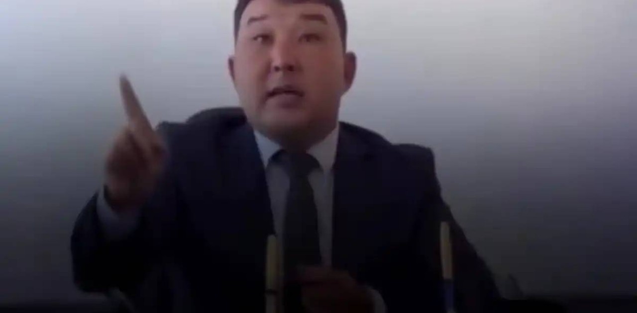 Халыққа бейәдеп сөз айтқан ауыл әкіміне айыппұл салынды