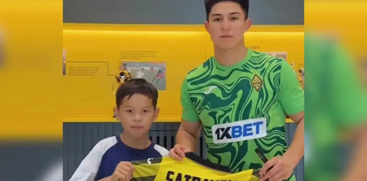 Арманы орындалды: изолентамен жейде жасаған жанкүйеріне Дастан Сәтпаев жейдесін сыйлады