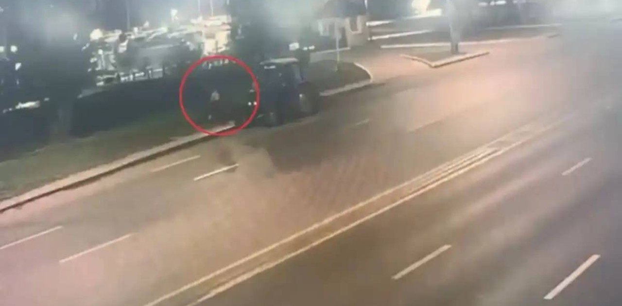 Елордада мас адам көшеде тұрған тракторды айдап кетті (ВИДЕО)