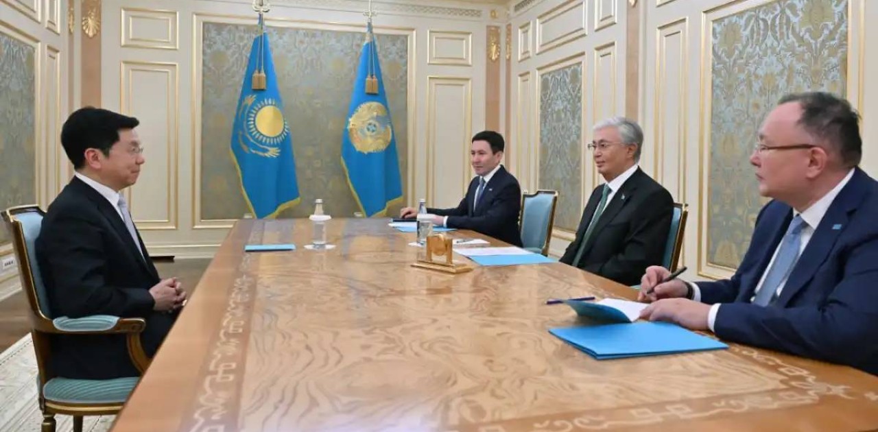 Мемлекет басшысы Sinovation Ventures және 01ai компанияларының бас директоры Ли Кай Фуды қабылдады